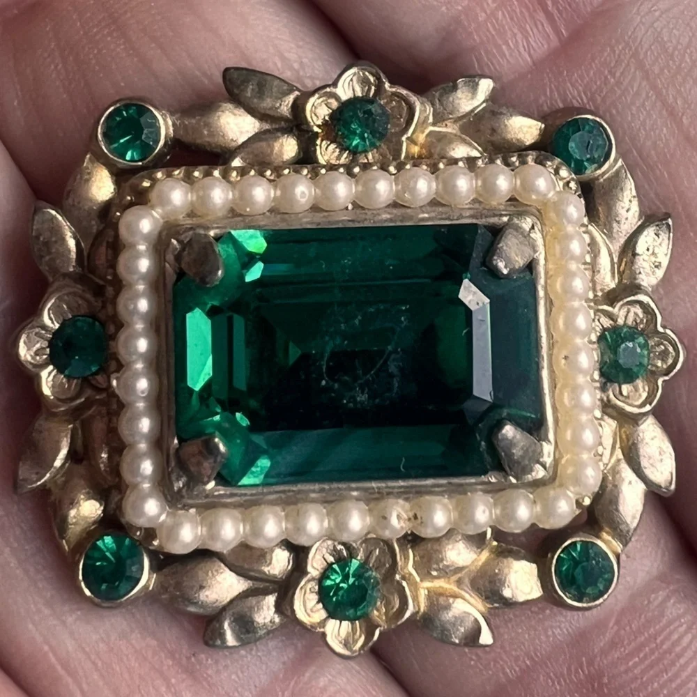 50s Signed CORO Goldtone emerald Green stone Rhinestones Faux Pearls Brooch